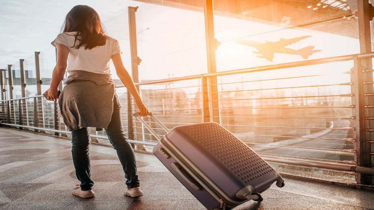 Traveling with 14-Inch Hair Extensions: A Simple Guide